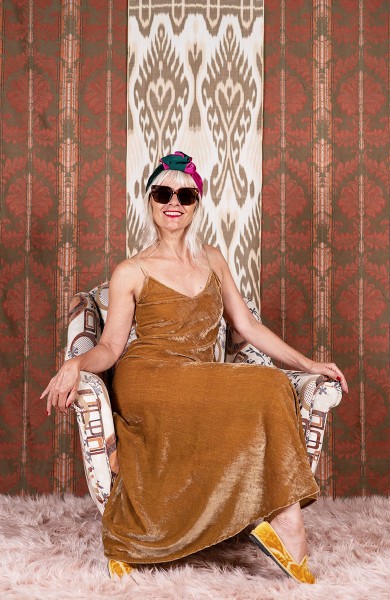 VELVET HYBRID PERFECTA DRESS ON DEMAND - Mustard on demand